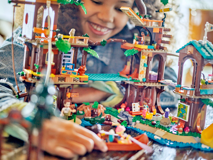Zestaw klocków LEGO Friends Domek na drzewie na obozie kempingowym 1128 elementów (42631) - obraz 12