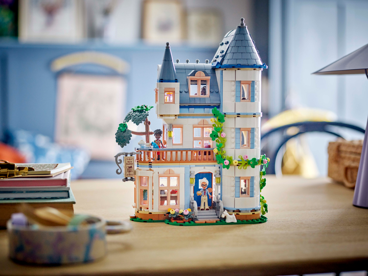 Конструктор LEGO Friends Гостьовий будинок в замку 1311 елемент (42638) - зображення 7