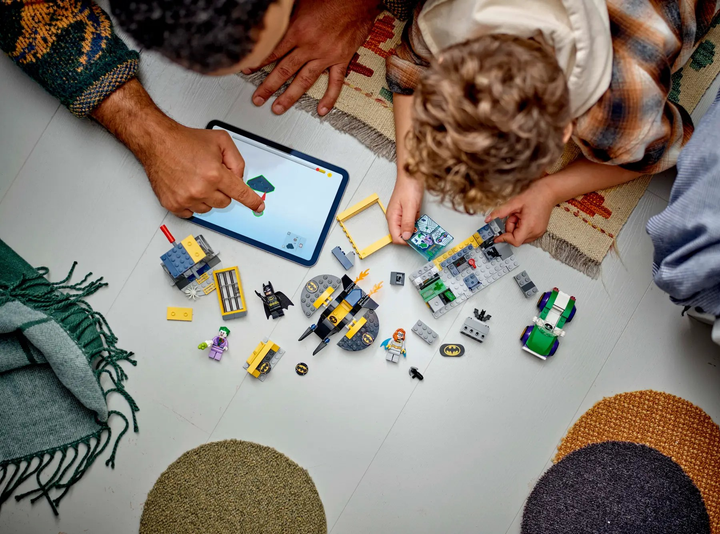 Конструктор LEGO DC Печера Бетмена з Бетменом Бетгерл та Джокером 184 деталей (76272) - зображення 10