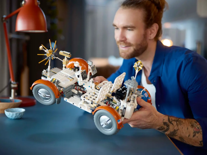 Конструктор LEGO Technic NASA Apollo - машина LRV 1913 деталей (42182) - зображення 11