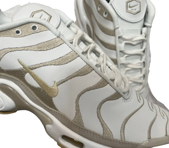 Buty sportowe damskie na platformie do kostki Nike Air Max Plus Prm DZ2832-101 41 (9.5US) 26.5 cm Beżowe (196604348867) (955555901720225) - Outlet - obraz 3