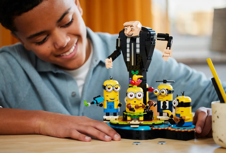 Zestaw klocków LEGO Despicable Me Brick-Built Gru and Minions 839 elementów (75582) - obraz 7