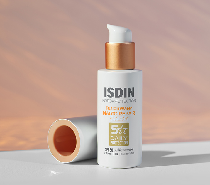 Сонцезахисний крем для обличчя Isdin Foto Ultra Fusion Water Magic Repair Color SPF 50 50 мл (8429420281622) - зображення 2