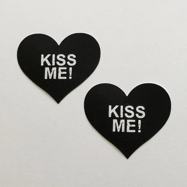 Cтікіні наліпки на груди сердечка з написом kiss me Honey Fashion Accessories One Size чорний (3-125) - Фото 2 Cтікіні наліпки на груди сердечка з написом kiss me Honey Fashion Accessories One Size чорний (3-125) - зображення 2