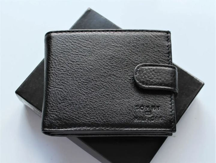 Чоловічий подарунковий набір Tommy годинник та шкіряний гаманець total black - Фото 5 Чоловічий подарунковий набір Tommy годинник та шкіряний гаманець total black - зображення 5