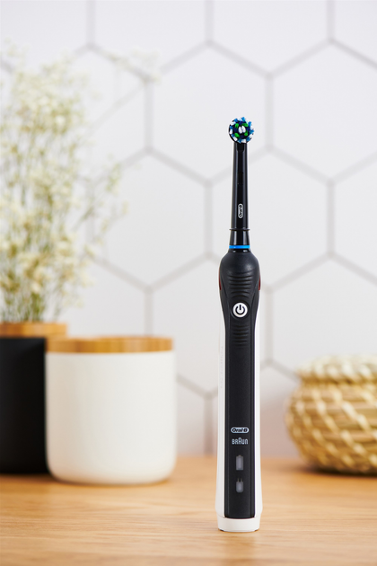 Електрична зубна щітка Oral-B Pro 1 Cross Action 750 Black (4210201203988) - зображення 4