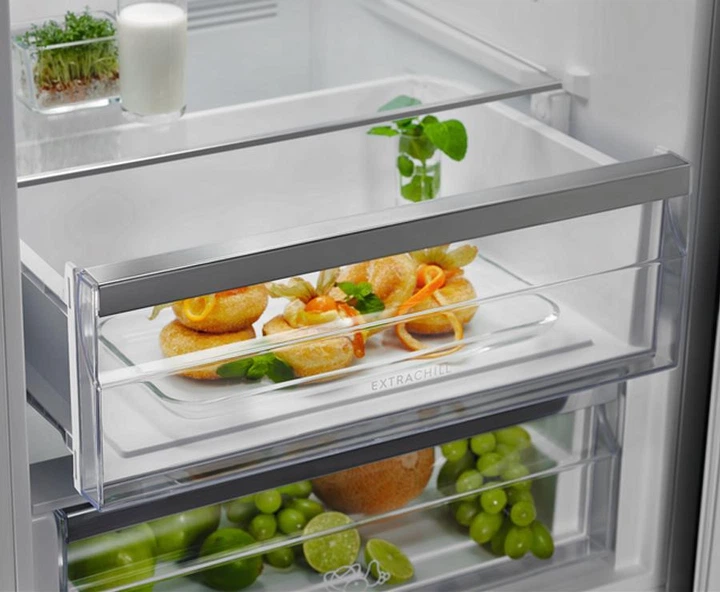 Холодильник з морозильною камерою Electrolux LNC7ME32W2 - зображення 5