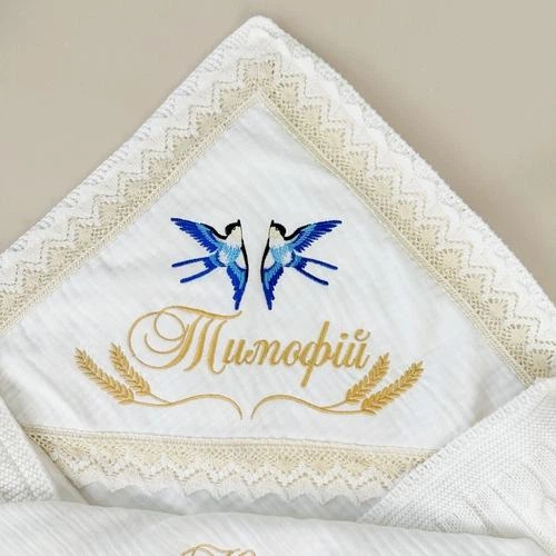 Крыжма для мальчика Family Tradition муслин с вышивкой 100х100 см белая Поющие ласточки - изображение 2