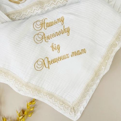 Крыжма для мальчика Family Tradition муслин с вышивкой 100х100 см белая Поющие ласточки - изображение 3