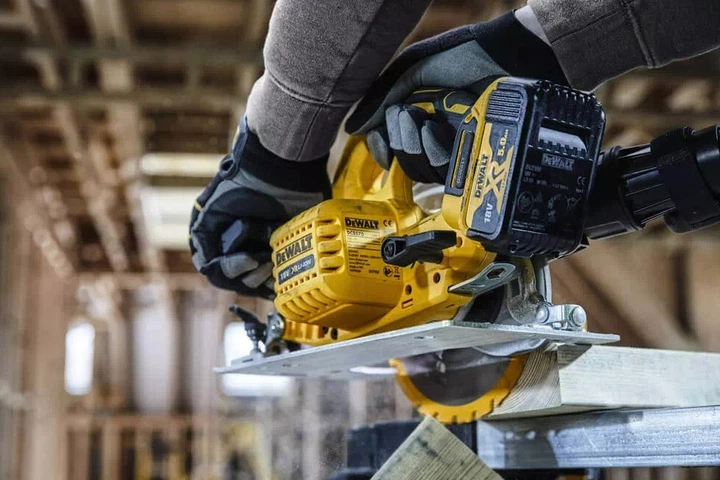Пила дискова акумуляторна DeWalt з АКБ та ЗП DCS570P2 - зображення 5