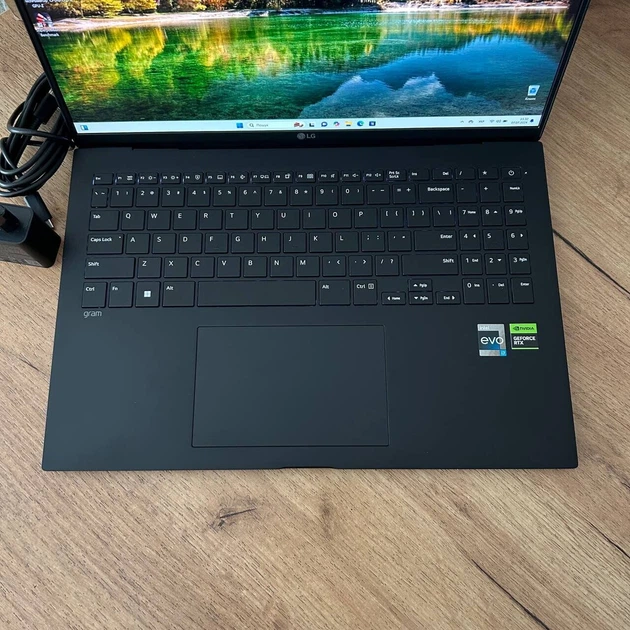 Игровой ультрабук LG Gram 16Z90R / 16" (2560x1600) IPS / Intel Core i7-1360P (12 (16) ядер по 3.7 - 5.0 GHz) / 32 GB DDR5 / 1000 GB SSD / nVidia GeForce RTX 3050, 4 GB GDDR6, 128-bit / WebCam б/у - Фото 7 Игровой ультрабук LG Gram 16Z90R / 16" (2560x1600) IPS / Intel Core i7-1360P (12 (16) ядер по 3.7 - 5.0 GHz) / 32 GB DDR5 / 1000 GB SSD / nVidia GeForce RTX 3050, 4 GB GDDR6, 128-bit / WebCam б/у - изображение 7