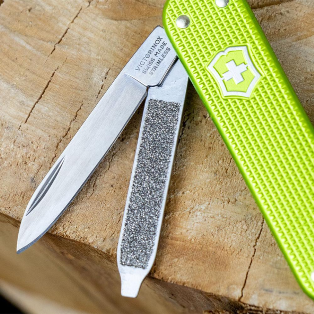 Складной нож-брелок VICTORINOX Classic Alox Lime Twist 5 функций 4 см, нержавеющая сталь X50CrMoV15 - изображение 2