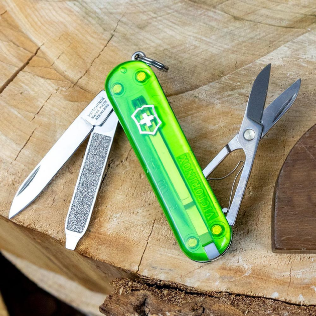 Складаний ніж-брелок VICTORINOX Classic Green Tea 7 функцій 4 см, нержавіюча сталь X50CrMoV15 - зображення 1