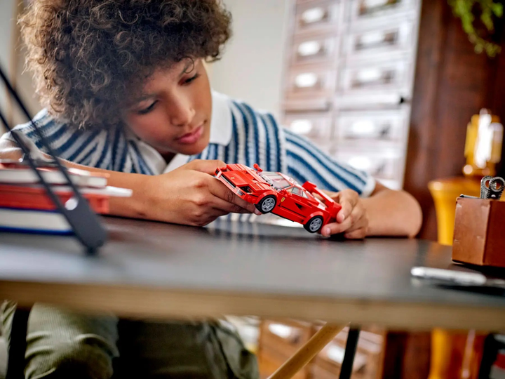 Zestaw klocków LEGO Speed Campions Supersamochód Ferrari F40 318 elementów (76934) - obraz 10