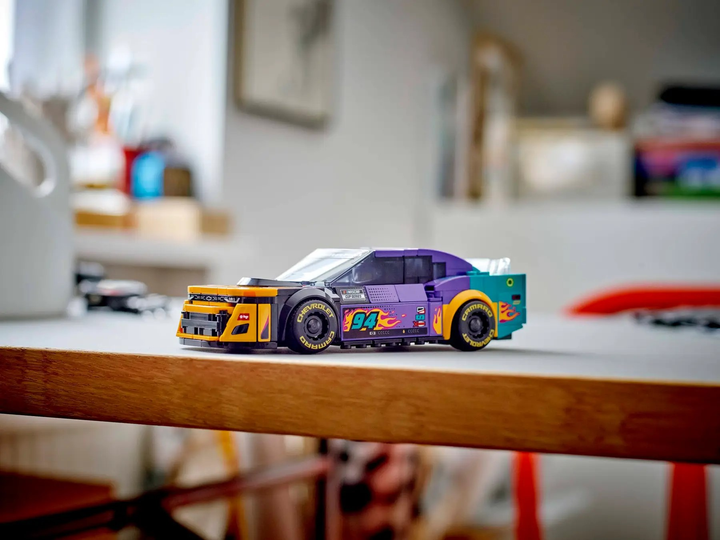 Zestaw klocków LEGO Speed Campions NASCAR Next Gen Chevrolet Camaro ZL1 328 elementów (76935) - obraz 10