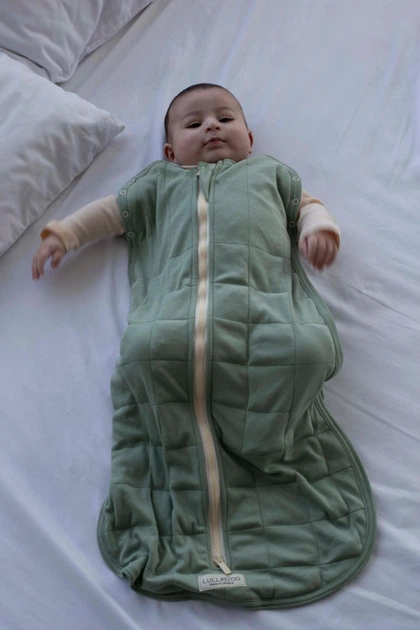 Дитячий обважений спальник LULLABOO М 92 см 9-18 місяців Оливка - Фото 1 Дитячий обважений спальник LULLABOO М 92 см 9-18 місяців Оливка - зображення 1