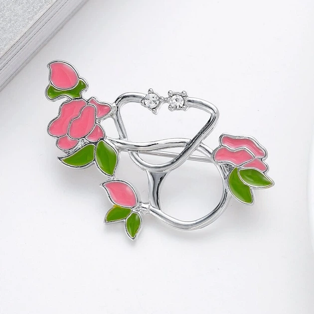 Брошь женская BROCHE бижутерия Медицина Стетоскоп с цветами серебристая BRBF112542 - Фото 3 Брошь женская BROCHE бижутерия Медицина Стетоскоп с цветами серебристая BRBF112542 - изображение 3