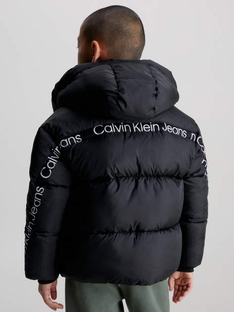 Kurtka młodzieżowa chłopięca zimowa Calvin Klein IB0IB01823-BEH 162 cm Czarna (8720108365215) - obraz 2