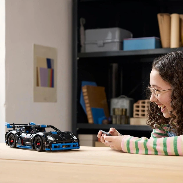 Конструктор LEGO Technic Автомобіль для перегонів Porsche GT4 e
