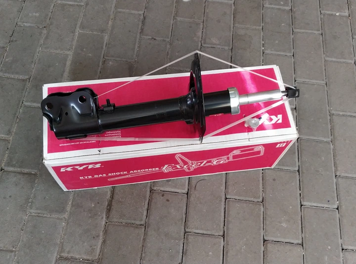キツツキ　1204535 Стійка передня права KYB 3350036 MITSUBISHI OUTLANDER 14-> – фото