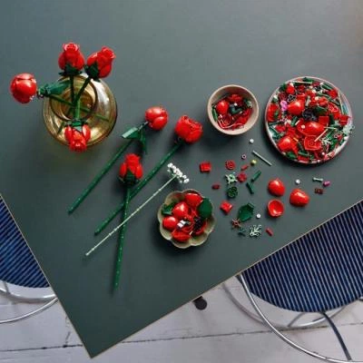 Конструктор LEGO Botanicals Букет троянд (10328) - Фото 6 Конструктор LEGO Botanicals Букет троянд (10328) - изображение 6