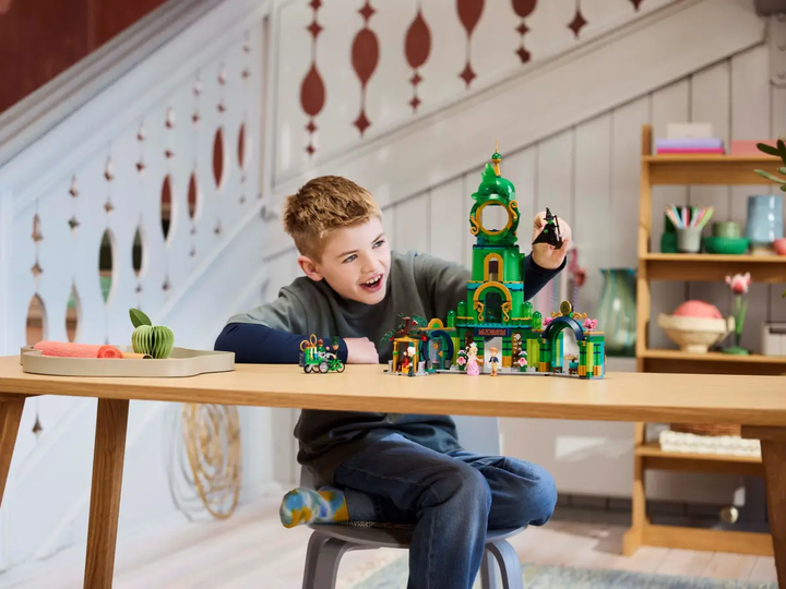 Zestaw klocków LEGO Wicked Bright 2024 Powitanie w Emerald City 945 elementów (75684) - obraz 8