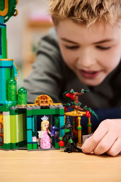 Zestaw klocków LEGO Wicked Bright 2024 Powitanie w Emerald City 945 elementów (75684) - obraz 10