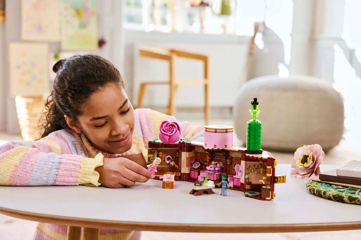 Конструктор LEGO Wicked Bright 2024 Общежитие Глинда и Элфаба 740 элементов (75683) - Фото 9 Конструктор LEGO Wicked Bright 2024 Общежитие Глинда и Элфаба 740 элементов (75683) - изображение 9