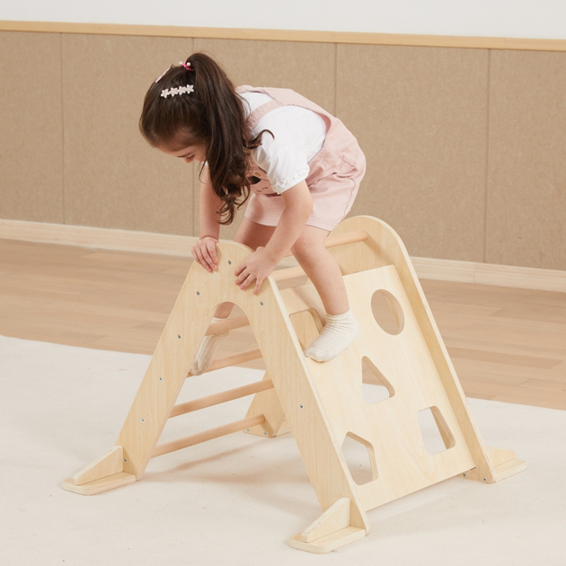 Деревя'на драбина Viga Montessori Pikler Трикутник для лазіння (6971608447082) - зображення 3