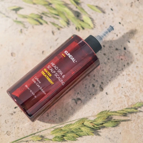 Лікуюча єсенція Kundal Caffeine Head Spa & Scalp Care Water Treatment Herb Mint для шкіри голови від випадіння волосся 300 мл (8809693254163) - Фото 9 Лікуюча єсенція Kundal Caffeine Head Spa & Scalp Care Water Treatment Herb Mint для шкіри голови від випадіння волосся 300 мл (8809693254163) - зображення 9