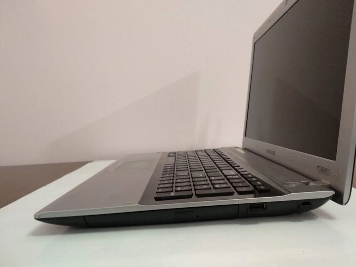 Ноутбук Б-класс Samsung RV511 / 15.6" (1366x768) TN / Intel Pentium P6200 (2 ядра по 2.13 GHz) / 4 GB DDR3 / 120 GB SSD / nVidia GeForce 315M, 512 MB DDR3, 64-bit / WebCam / DVD-ROM / HDMI / АКБ не держит б/у - Фото 6 Ноутбук Б-класс Samsung RV511 / 15.6" (1366x768) TN / Intel Pentium P6200 (2 ядра по 2.13 GHz) / 4 GB DDR3 / 120 GB SSD / nVidia GeForce 315M, 512 MB DDR3, 64-bit / WebCam / DVD-ROM / HDMI / АКБ не держит б/у - изображение 6