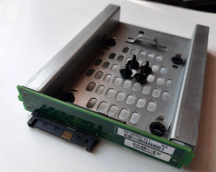 Переходник (адаптер) NetApp 1B23ULR00 для установки 2.5" HDD в отсек 3.5" (Hot swap) Б/У - Фото 1 Переходник (адаптер) NetApp 1B23ULR00 для установки 2.5" HDD в отсек 3.5" (Hot swap) Б/У - изображение 1