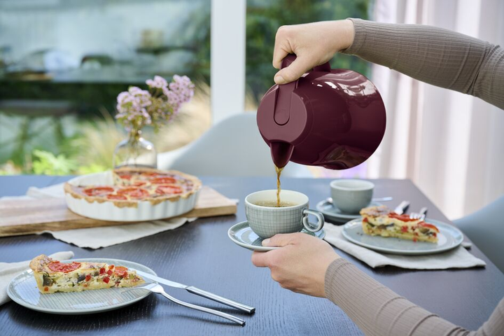 Термокувшин Tefal Mambo 1.5 л Бордо (K3039212_Burgundy) - Фото 9 Термокувшин Tefal Mambo 1.5 л Бордо (K3039212_Burgundy) - изображение 9