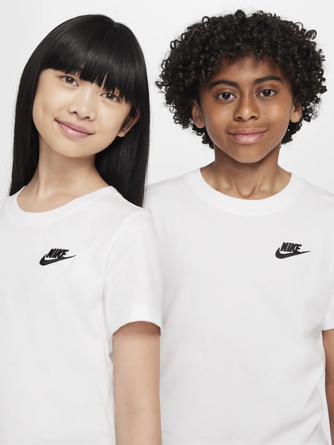 Підліткова футболка Nike K Nsw Tee Emb Futura Lbr FZ5177-100 147-158 см Біла (197596248708) - Фото 3 Підліткова футболка Nike K Nsw Tee Emb Futura Lbr FZ5177-100 147-158 см Біла (197596248708) - зображення 3