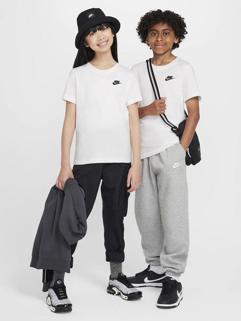 Підліткова футболка Nike K Nsw Tee Emb Futura Lbr FZ5177-100 147-158 см Біла (197596248708) - Фото 4 Підліткова футболка Nike K Nsw Tee Emb Futura Lbr FZ5177-100 147-158 см Біла (197596248708) - зображення 4