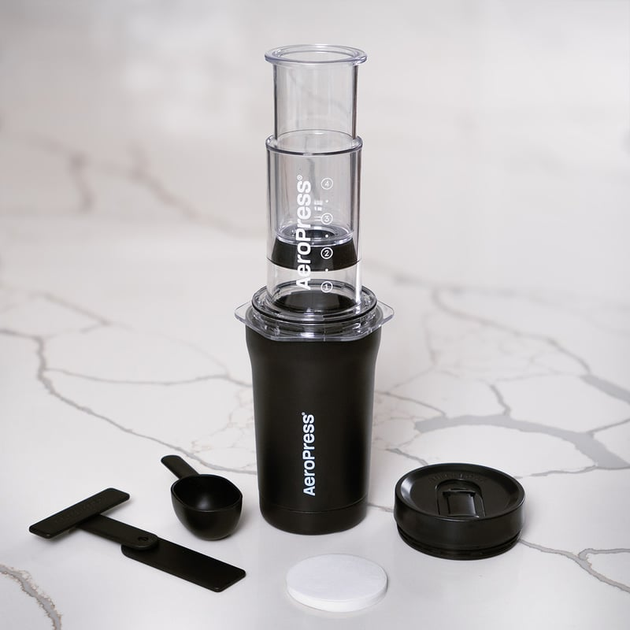 Набір AeroPress Go Plus Запарювач для кави + Термокухоль + Паперові фільтри 45 шт + Складана мішалка + Мірна ложка Чорний 300 мл (85276082424) - зображення 4