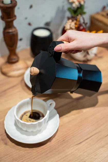 Гейзерна кавоварка Kinvara з дерев'яною ручкою на 9 чашок 300 мл чорна (8430852814296) - зображення 6