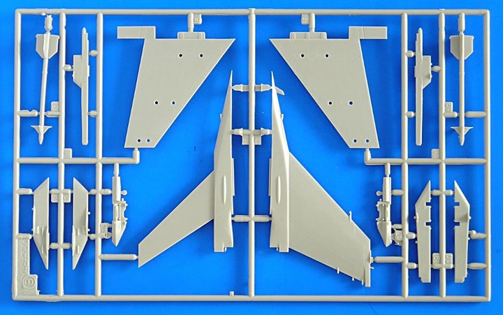 Сборная модель 1/48 самолет F-16F (Block 60) Fighting Falcon