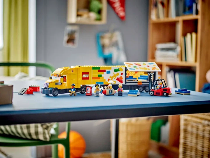 Конструктор LEGO City: Жёлтый грузовик для доставки 1061 элемент