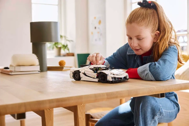 Конструктор LEGO Technic: Білий гіперкар Koenigsegg Jesko Absolut 801 елемент (42184) - зображення 10