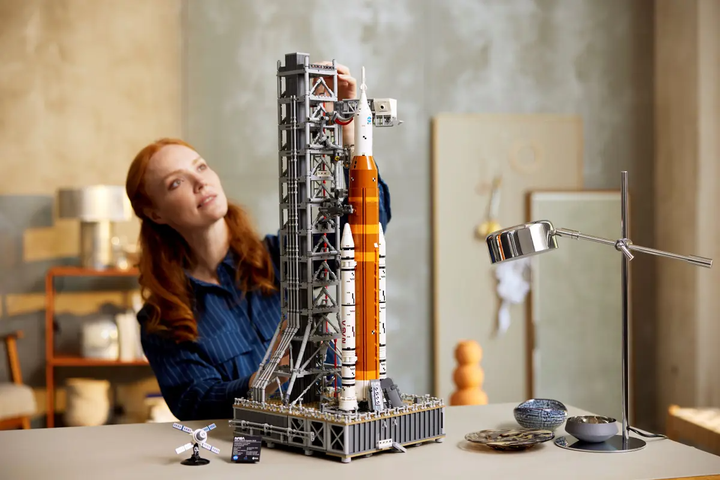 Конструктор LEGO Icons Ракета NASA Artemis SLS 3601 елемент (10341) - зображення 14