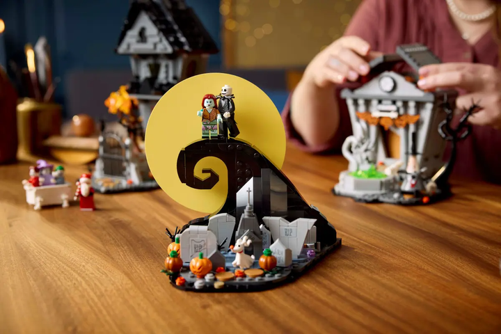 Zestaw klocków LEGO Ideas Disney: Miasteczko Halloween Tima Burtona 2193 elementów (21351) - obraz 9