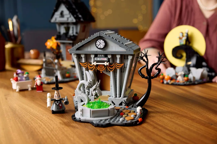 Zestaw klocków LEGO Ideas Disney: Miasteczko Halloween Tima Burtona 2193 elementów (21351) - obraz 10