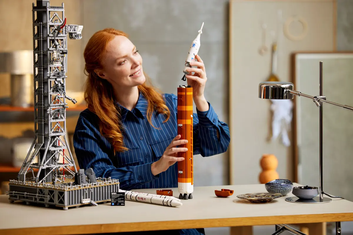 Конструктор LEGO Icons Ракета NASA Artemis SLS 3601 элемент (10341