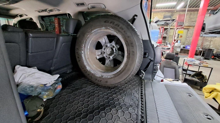 Крепление запасного колеса XRoad в багажник Toyota Land Cruiser 200 - Фото 4 Крепление запасного колеса XRoad в багажник Toyota Land Cruiser 200 - изображение 4