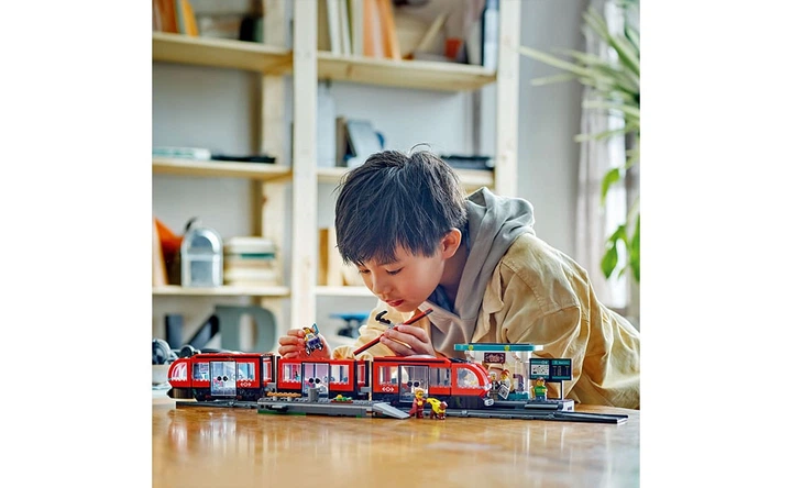 Конструктор Lego Трамвай та вокзал у центрі міста, 811 деталей 60423 - зображення 3