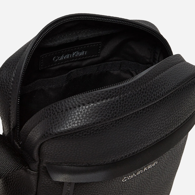 Сумка планшет через плече чоловіча Calvin Klein K50K512207-BEH Чорна (8720639557530) - зображення 4