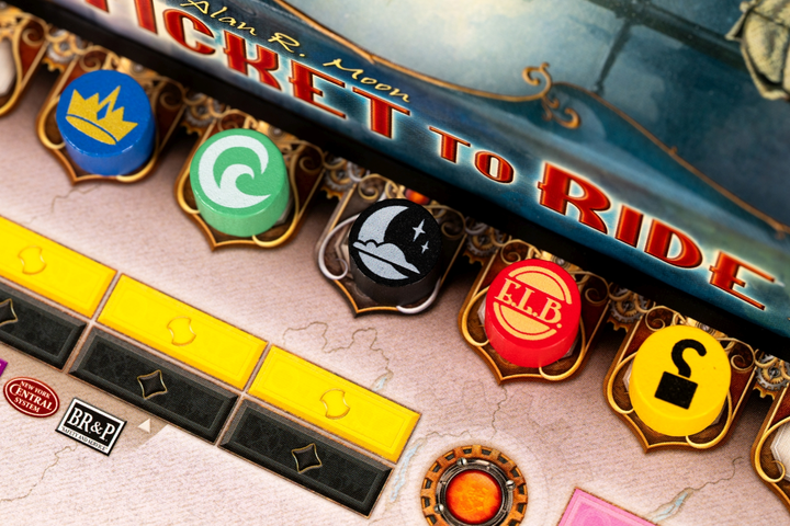 Додаток до настільної гри Days of Wonder Ticket to Ride: 20. Річниця Ексклюзивний набір потягів Червоний (0824968999165) - зображення 8