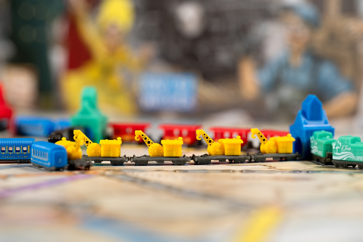 Додаток до настільної гри Days of Wonder Ticket to Ride: 20. Річниця Ексклюзивний набір потягів Червоний (0824968999165) - зображення 9