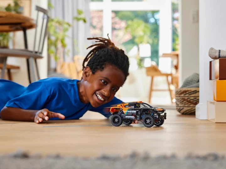 Конструктор Лего технік Гоночний автомобіль Неом МакЛарен Екстрі Lego Technic NEOM McLaren Extreme E 42166 - зображення 14
